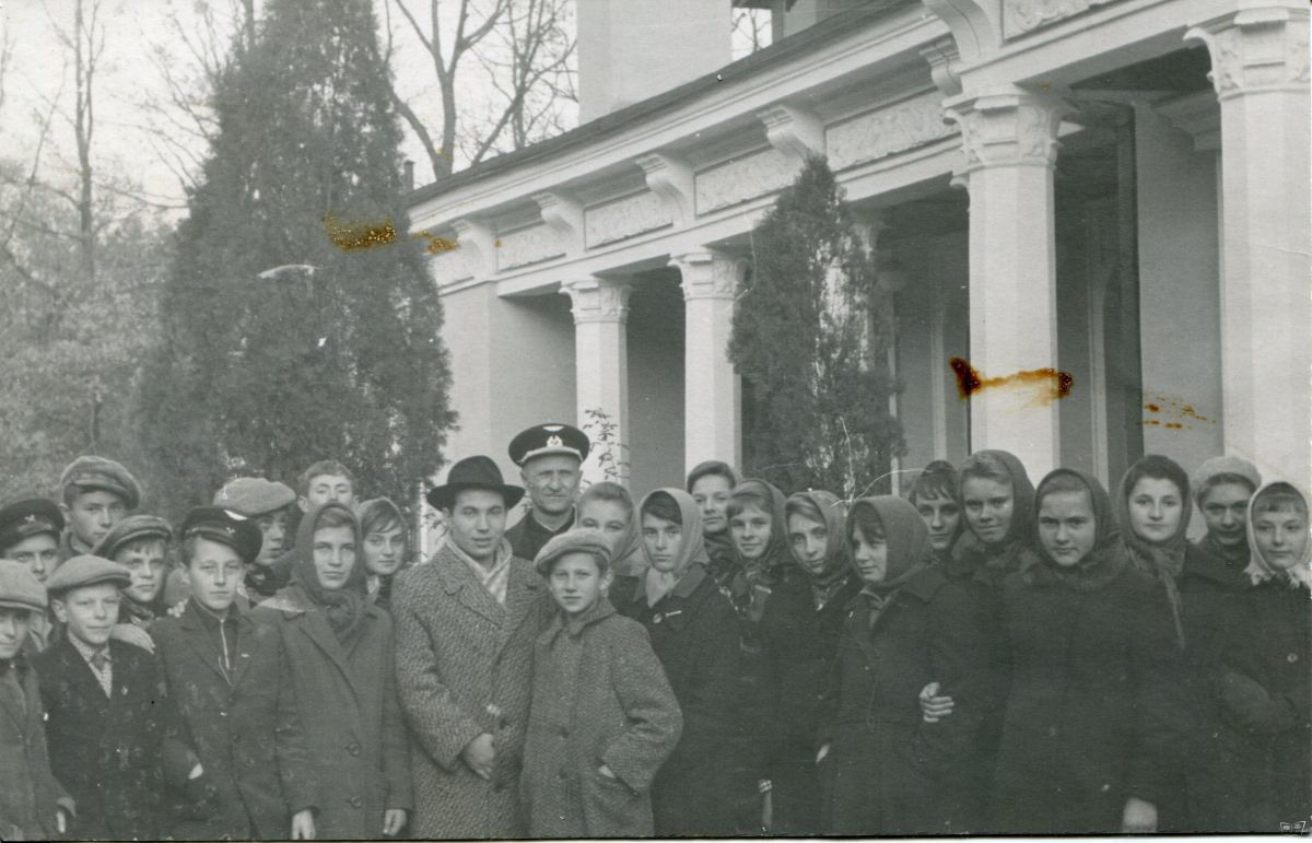 Юные железнодорожники и пассажиры на ст. Парк