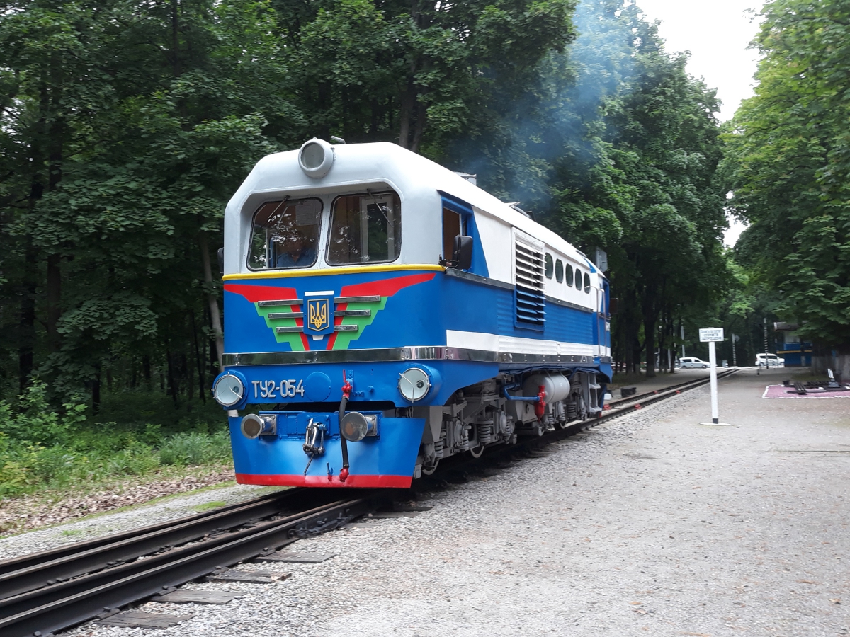 Тепловоз ТУ2-054 совершает манёвры по ст. Парк