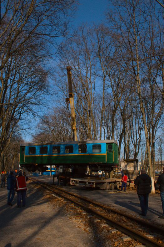 Вагон состава 'Юность Южной' вывозят с Малой Южной на Киевскую ДЖД