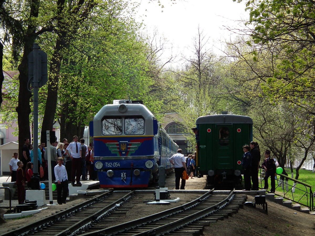 Станция Парк. Виден ТУ2-054 и состав 'Юность Южной'.