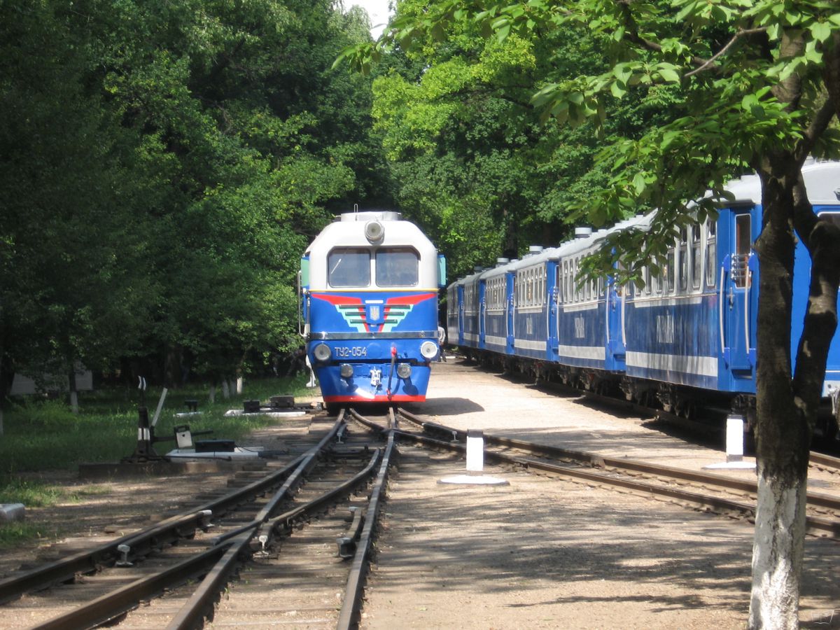 ТУ2-054 совершает маневры на ст. Парк