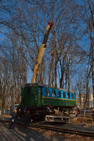 Вагон состава 'Юность Южной' вывозят с Малой Южной на Киевскую ДЖД