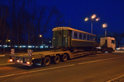 Вагоны состава 'Юность Южной' вывозят на трейлерах с Малой Южной железной дороги.