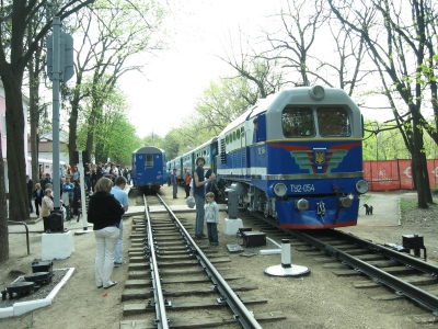 ТУ2-054 с составом 'Юность Южной' на ст. Парк