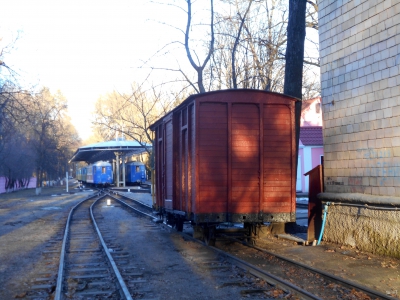 Грузовой вагон возле тепловозного депо.