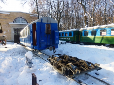 Подъем вагона, демонтаж тележки, подкладывание шпал под вагон.