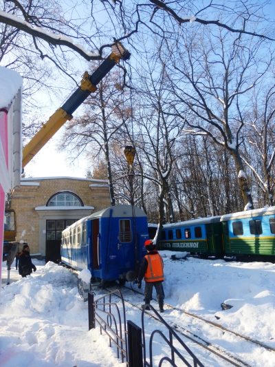 Подъем вагона, демонтаж тележки, подкладывание шпал под вагон.