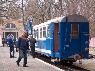 Вагон состава 'Украина' в процессе покраски на ст. Парк.